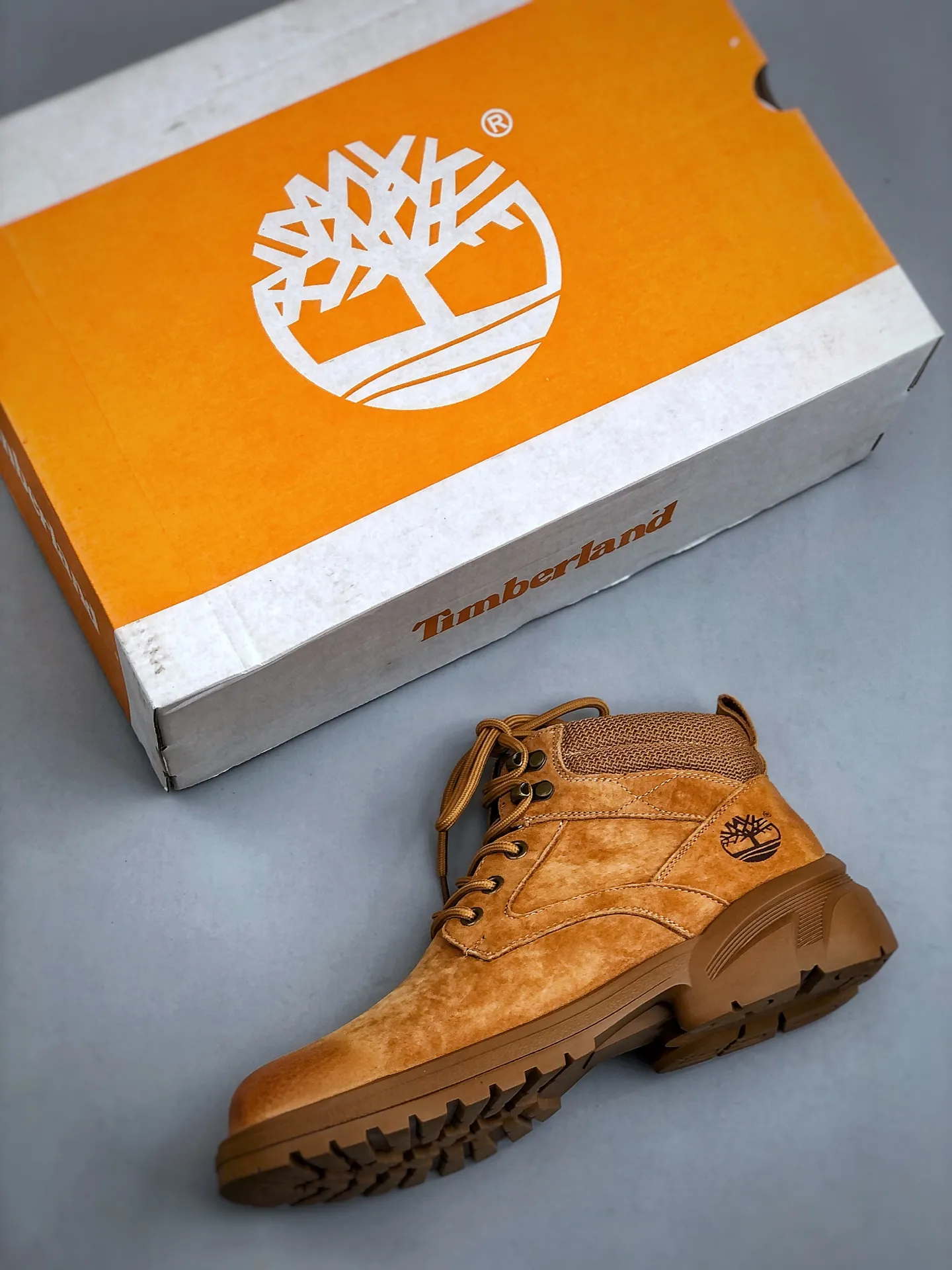 Local self-pickup 💰560 supports store release. New goods 🚀Timberland Timberland outdoor mid-top casual rhubarb boots series. Guangdong factory quality. Original box and original packaging. The fabric is made of Italian 🇮🇹 top-grade frosted fine-grained cowhide. It is paired with anti-odor and anti-corrosion genuine leather latex insoles to give you a perfect wearing experience. High-quality and durable. A must-have for sportsmen. Specially designed to handle handsomeness. High-quality and first-class foot feel. Size: 38-44 (leather shoe size)